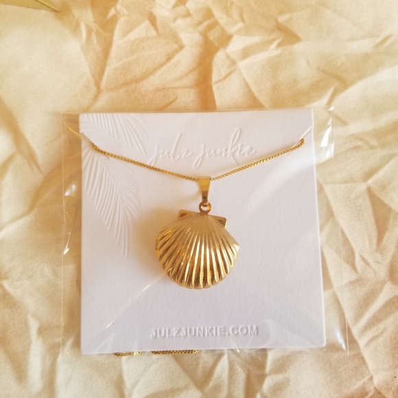 𝘑𝘜𝘓𝘡 𝘑𝘜𝘕𝘒𝘐𝘌 Shell Locket Necklace - Picture 5 of 6